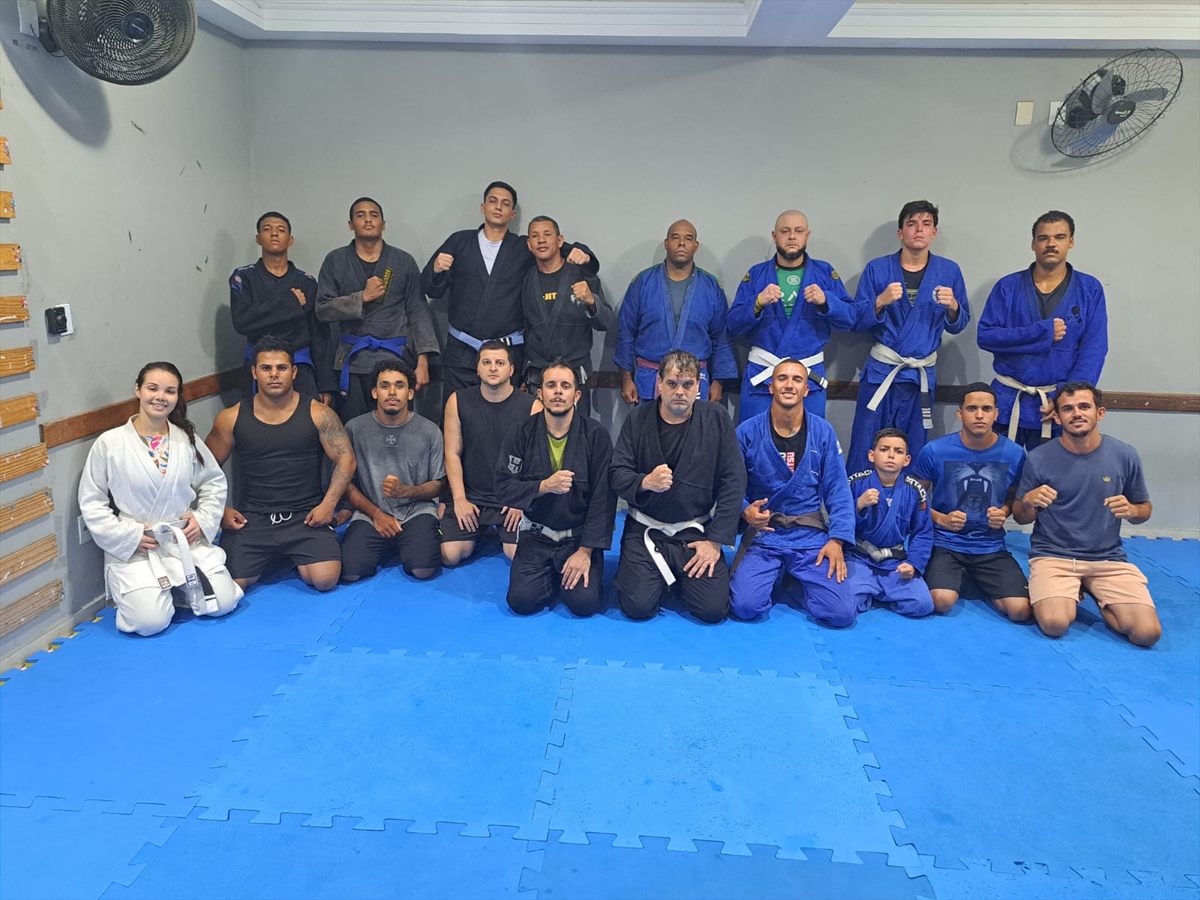 Equipe de jiu-jitsu reunida em Volta Redonda