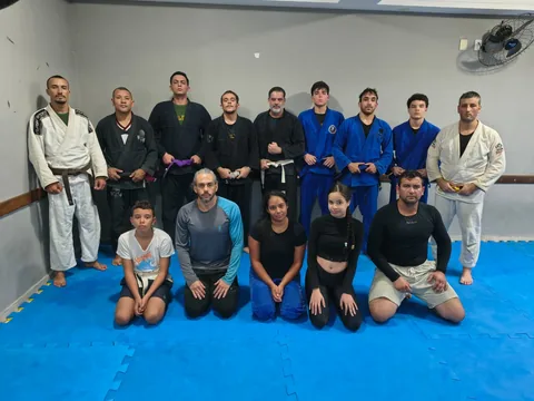 Equipe de jiu-jitsu da academia Gilson Batista reunida no tatame em Volta Redonda