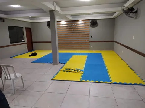 Estrutura da academia de jiu-jitsu com tatames no bairro São Luís em Volta Redonda
