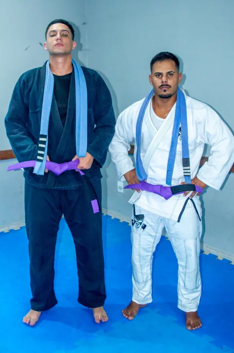 Dois alunos da academia Gilson Batista graduados à faixa roxa de jiu-jitsu