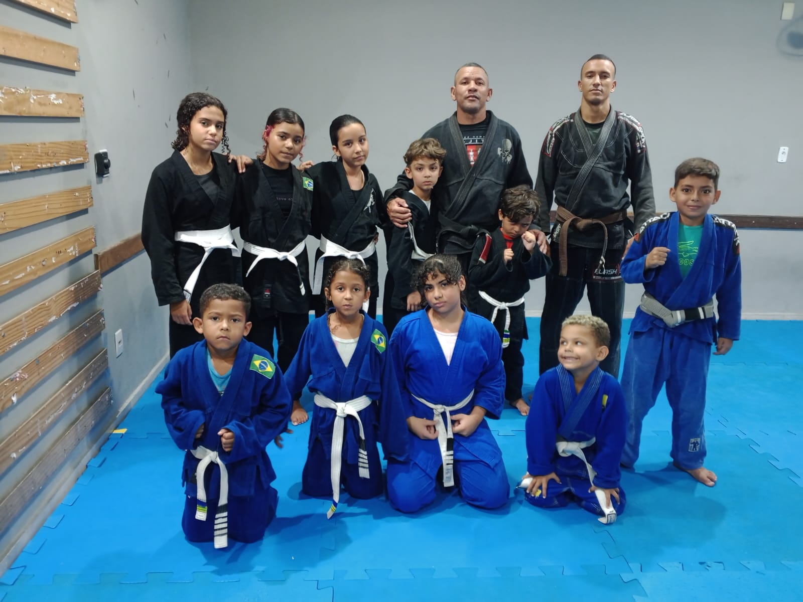 Turma infantil de jiu-jitsu treinando em Volta Redonda com foco em disciplina e coordenação