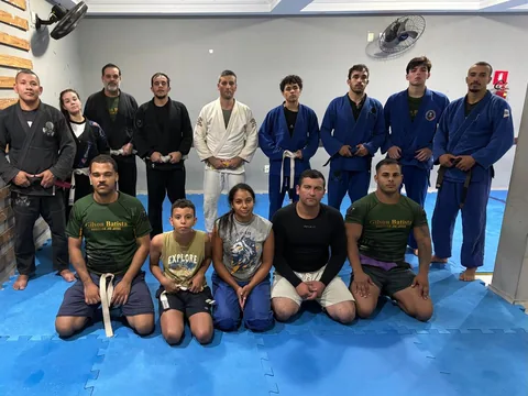 Turma adulta de jiu-jitsu da academia Gilson Batista em Volta Redonda