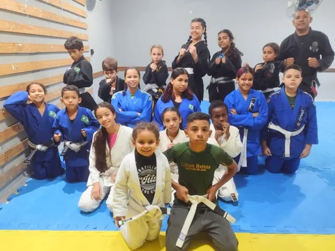 Turma infantil de jiu-jitsu da academia Gilson Batista reunida no tatame em Volta Redonda